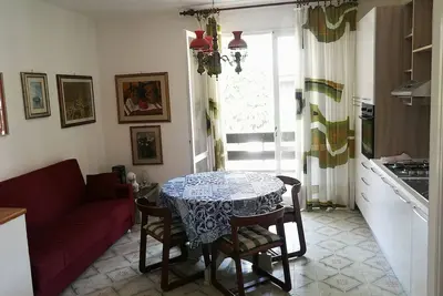Image de appartement de trois pièces avec deux salles de bains et grand jardin dans une villa