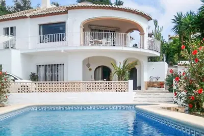 Image de Magnifique villa pour 6, avec piscine et vue sur la montagne. Plage Ă 5 mn!