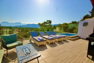Image de Belle villa avec piscine privée à proximité des plages et des vues spectaculaires sur les montagnes