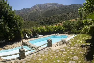 Image de Villa avec piscine perdue dans les montagnes