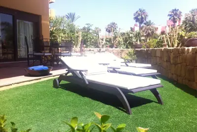 Image de Appartement 3 + 2 avec jardin privé à urb. luxe à quelques mètres de la plage