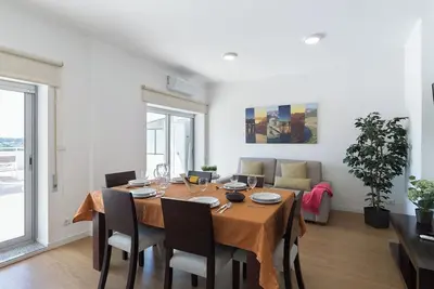 Image de Appartement luxueux avec terrasse chez Host Wise