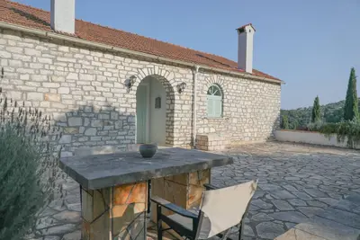 Image de Sinies Cottage est une maison traditionnelle en pierre de 2 étages