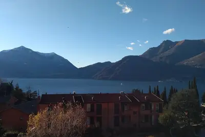 Image de Vue sur le lac et vue sur la cascade