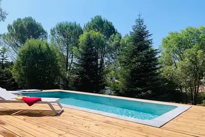 Image de Belle villa sur 2000m2 de jardin à dix minutes du centre ville avec piscine