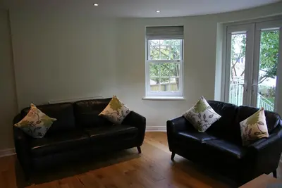 Image de Highlands Apartment 2 - Appartement côtier au sommet d'une falaise de 3 chambres avec accès direct au jardin + vue sur la mer