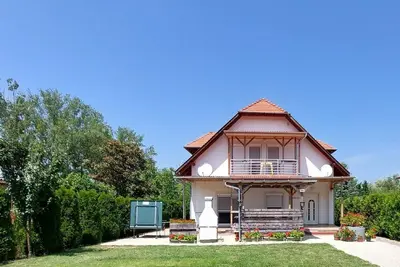 Image de Maison de vacances Balatonmáriafürdõ pour 1 - 11 personnes avec 5 chambres à coucher - Maison de vac
