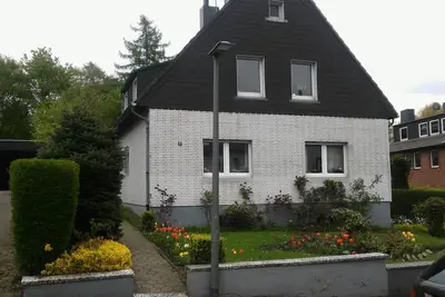 Image de Appartement d'une pièce, rez-de-chaussée, dans le 2 Fam. Maison avec jardin, Ge. -Buer