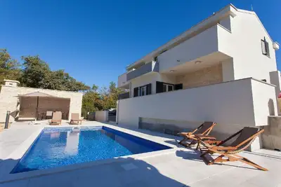 Image de Maison de vacances Vrbnik pour 1 - 6 personnes avec 3 chambres à coucher - Maison de vacances