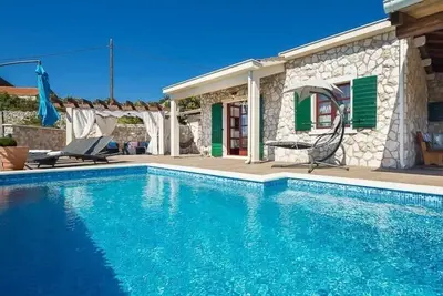 Image de ctro166 - Maison sur une propriété privée de 1000 m2 avec une piscine de 27 m2, 4 + 2 personnes