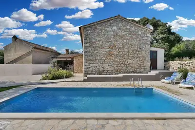 Image de Maison en pierre avec air conditionné et barbecue