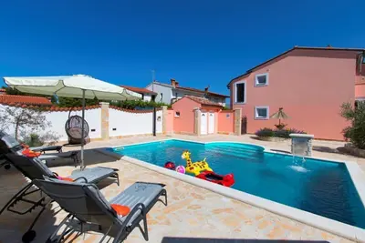 Image de Maison de vacances avec grande piscine, quartier très calme et à seulement 2, 5 km de Arena