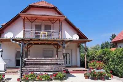 Image de Maison de vacances Balatonmáriafürdõ pour 1 - 10 personnes avec 5 chambres à coucher - Maison de vac