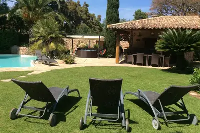 Image de Villa de Charme à 400m. de la plage, avec Piscine et superbe jardin 3 200 m²