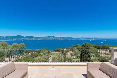 Image de Villa pleine vue mer sur Saint-Tropez / Full sea view to Saint-Tropez