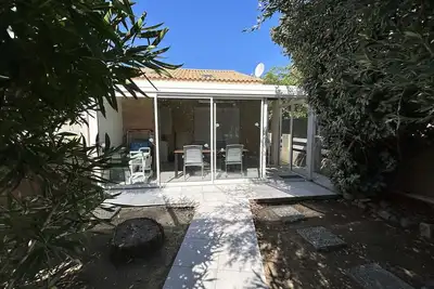 Image de Maison en bord de mer, climatisée, terrasse, véranda, parking privé, 200m des plages, 6 couchages
