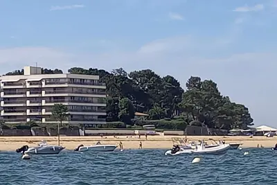 Image de T1 Bis, lumineux, direct plage péreire avec jolie terrasse équipée vue bassin.
