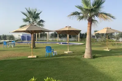 Image de Elégant app. S+2 richement meublé avec vues sur piscine, jardin et montagne
