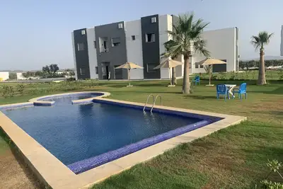 Image de Prestigieux app. moderne richement meublé avec vue sur jardin & la mer