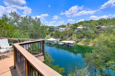 Image de La cabane dans les arbres sur le lac Travis, vue magnifique