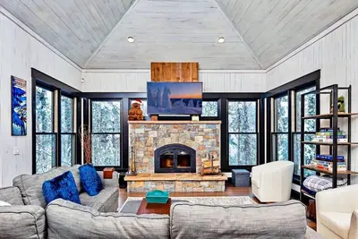 Image de Chalet Whispering Pines, accès skis aux pieds et skis de luxe, perché en face de la station de ski Whitefish Mountain