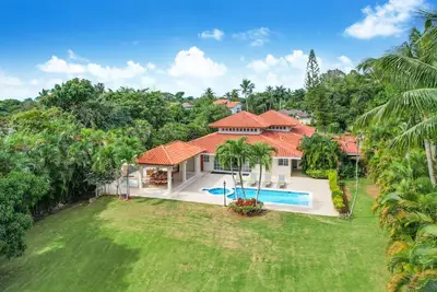 Image de Oasis privée avec piscine, jacuzzis, volley-ball, serveur et femme de chambre.