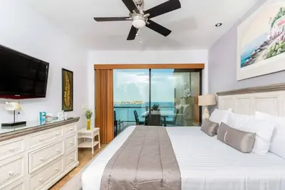 Image de Condo moderne avec 2 chambres et front de mer à Las Palomas, phase 2- Lits King