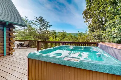 Superbe cabine avec bain à remous, salle de jeux et cheminées - à proximité de Pigeon Forge!