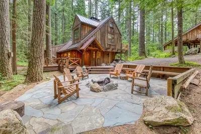 Image de Superbe Mt. Hood lodge situé dans un cadre forestier avec foyer et bain à remous privé!