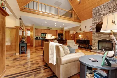 Image de Belle maison de front de mer w \/ hauts plafonds, une cuisine complète et une terrasse meublée