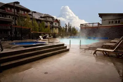 Image de 20 min du parc national Banff - Piscine chauffée, 2 bains à remous, barbecue, Wi-Fi - Tarif Cdn