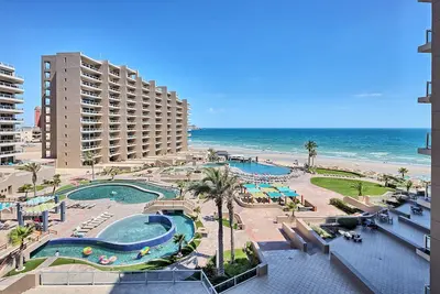 Image de 3 chambres, 3 salles de bains, vue sur la mer, balcon enveloppant, 3 lits King, espace lits superposés en prime