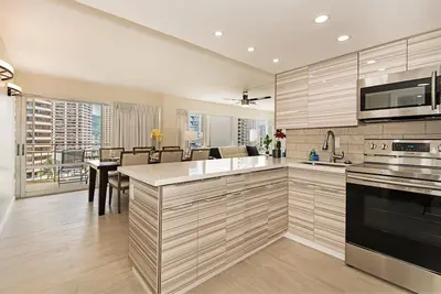 Image de Condo avec vue sur la ville avec cuisine complète et de nombreux équipements à l'hôtel Ilikai