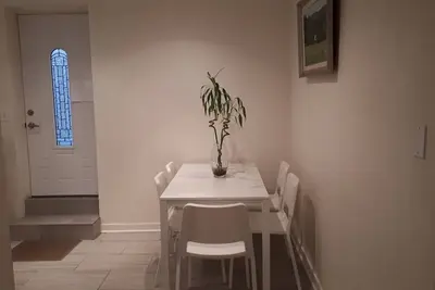 Deux chambres près du métro aérien à Killarney, Vancouver