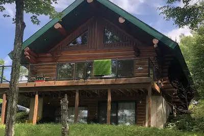 Image de Maison en bois rond complet sur un lac privé près de la ville, sentiers de motoneige et terrain de golf