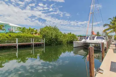 Image de Sea La Vie | Waterfront Half Duplex à proximité des centres commerciaux