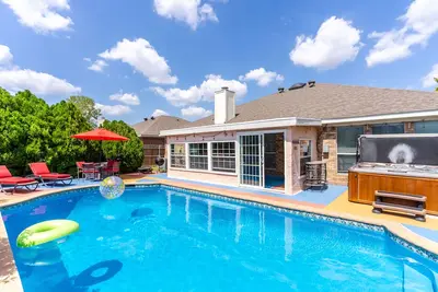 Image de Maison moderne spacieuse avec piscine