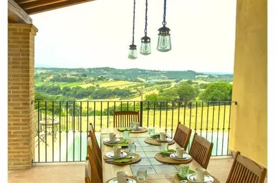 Image de Superbe ferme ombrienne et piscine à débordement avec vue sur la vallée d'Orza