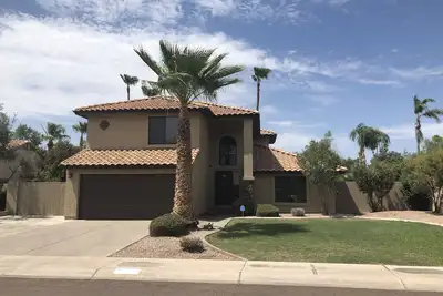 Image de Grande maison familiale, emplacement privilégié avec piscine privée / spa, WiFi gratuit / câble / Netflix!