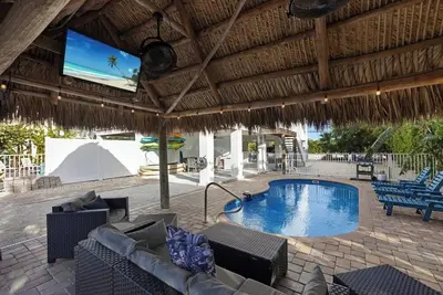 Image de Villa au bord du canal avec cabane Tiki, kayaks, vélos, piscine, plage du quartier!