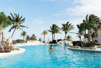 Image de accès 1 cac à la piscine, bain à remous, plage privée, spacieux avec vue sur l'océan