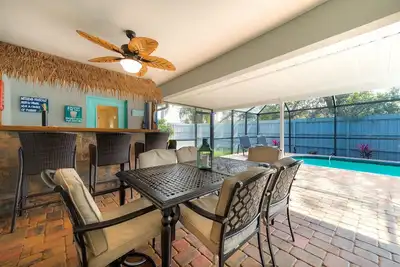 Image de 3 Palms Inn - 3 chambres / 2 salles de bain, pool house avec le bar Tiki.