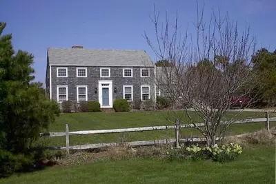 Image de Spacieux Saltbox Colonial près de la ville et des plages