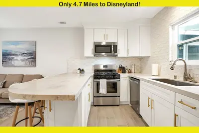 Image de Magnifique maison rénovée de designer à 5 miles de Disneyland.