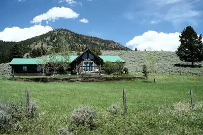 Image de Un ruisseau la traverse