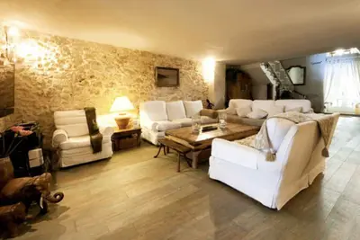 Image de Meilleur emplacement en ville pour cette belle et confortable maison extraordinaire.