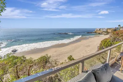 Image de Ocean Front Beach House- Escaliers privés de la maison au Sable! ! !
