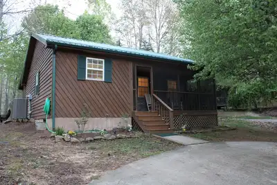 Image de Profitez de votre escapade parfaite près du lac Cumberland! Jacuzzi inclus! Animaux acceptés!