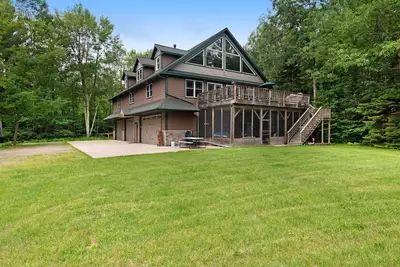 Image de Grande maison au bord de l'eau avec cuisine complète, quai, canoës et foyer extérieur!
