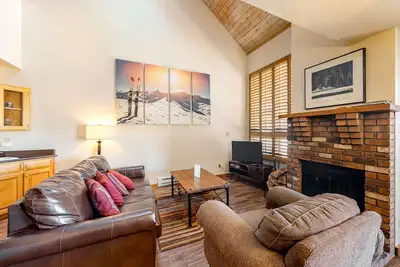 Image de Nouvelle Liste! Condo de montagne à deux étages avec foyer, piscine partagée, salle de sport et salle de jeux